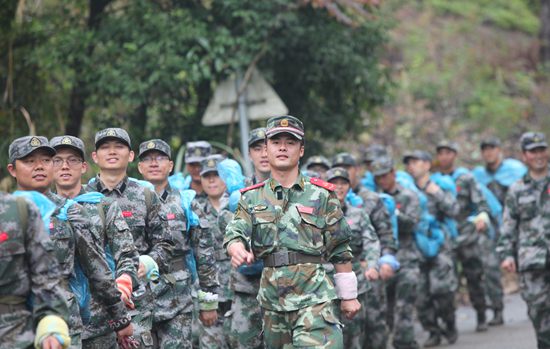 38裡行軍磨意志 負重拉練砺精兵