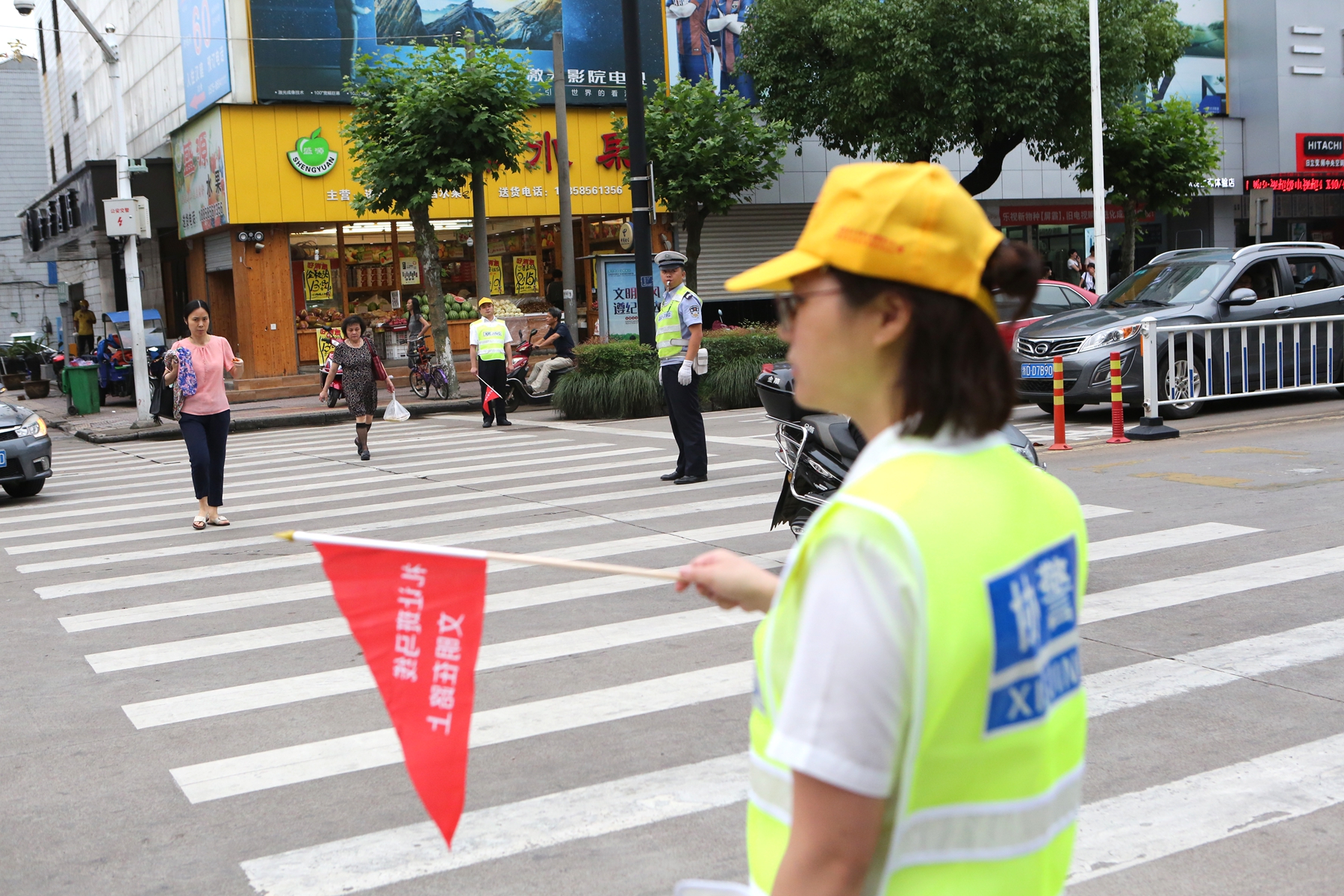 金年會組織開展“禮讓斑馬線,文明在路上”志願勸導活動