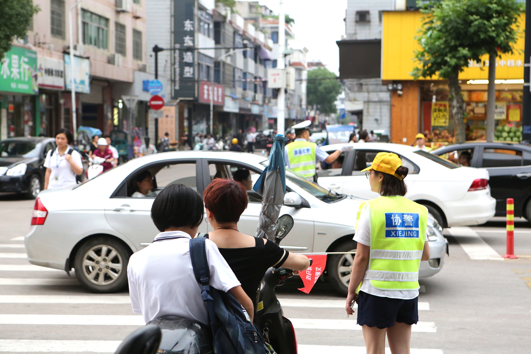 金年會組織開展“禮讓斑馬線,文明在路上”志願勸導活動