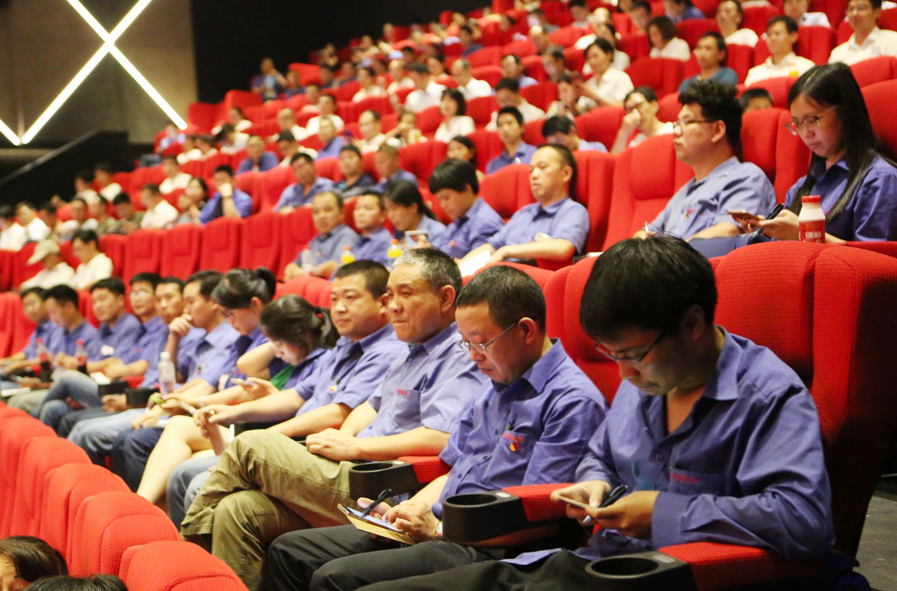 金年會集團黨委開展“兩學一做”主題教育常态化、制度化暨紀念建黨96周年紅色觀影活動